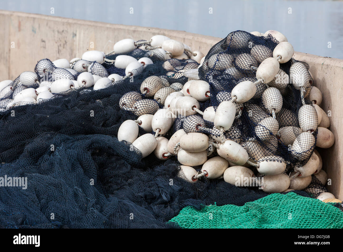 Il Senegal, Saint Louis. Le reti da pesca e galleggianti lungo la sponda del fiume Senegal. Foto Stock