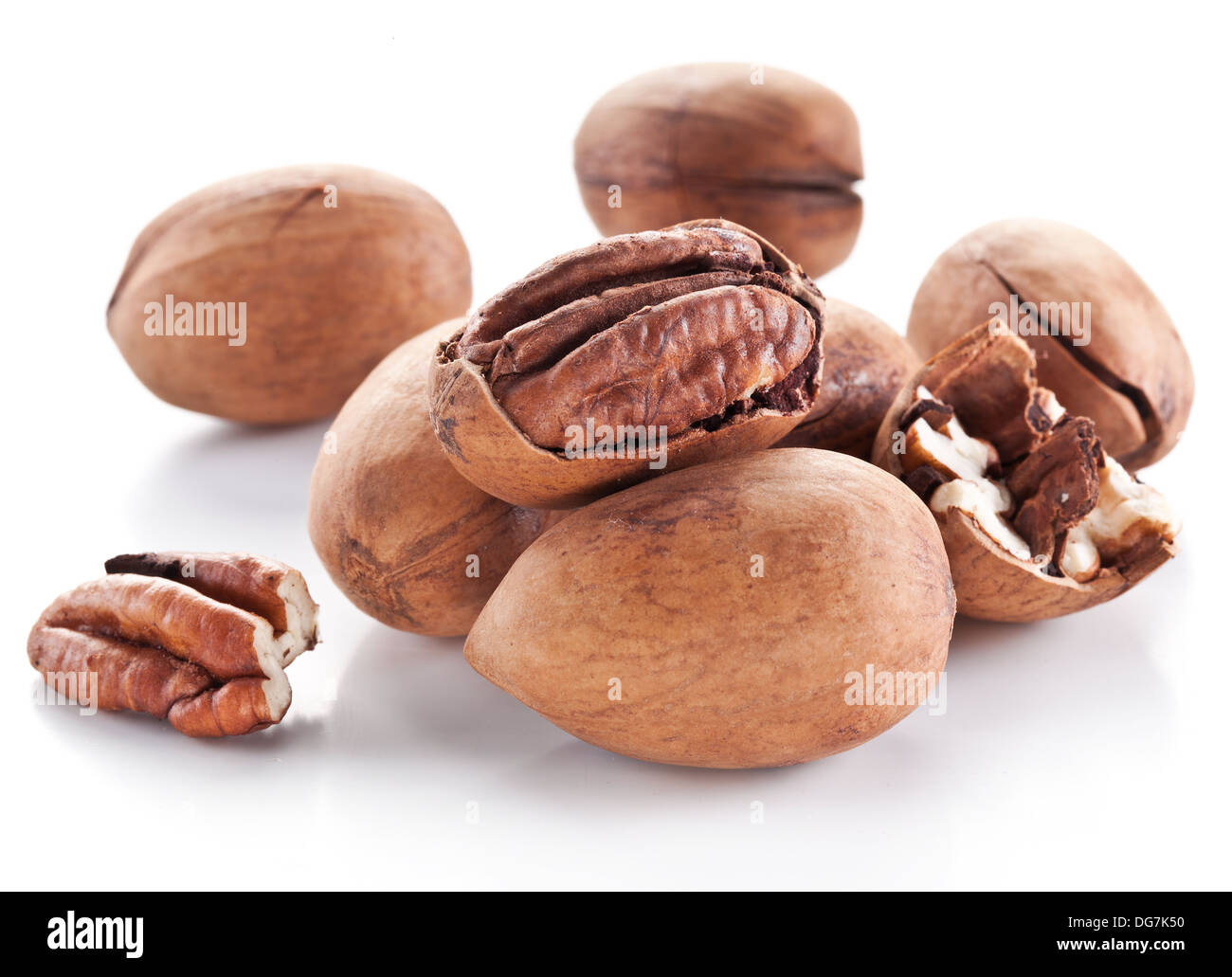 Noci Pecan isolato su uno sfondo bianco. Foto Stock