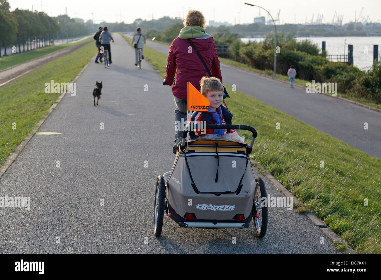 Una madre e il suo giovane figlio su un tour in bicicletta Foto Stock