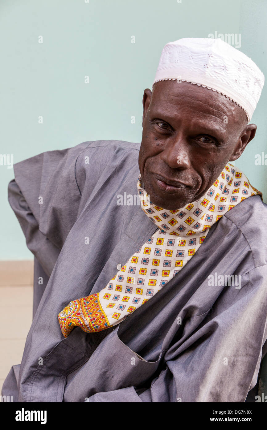 Il Senegal, Saint Louis. Senegalese uomo musulmano in attesa per il momento di preghiera alla Moschea. Foto Stock