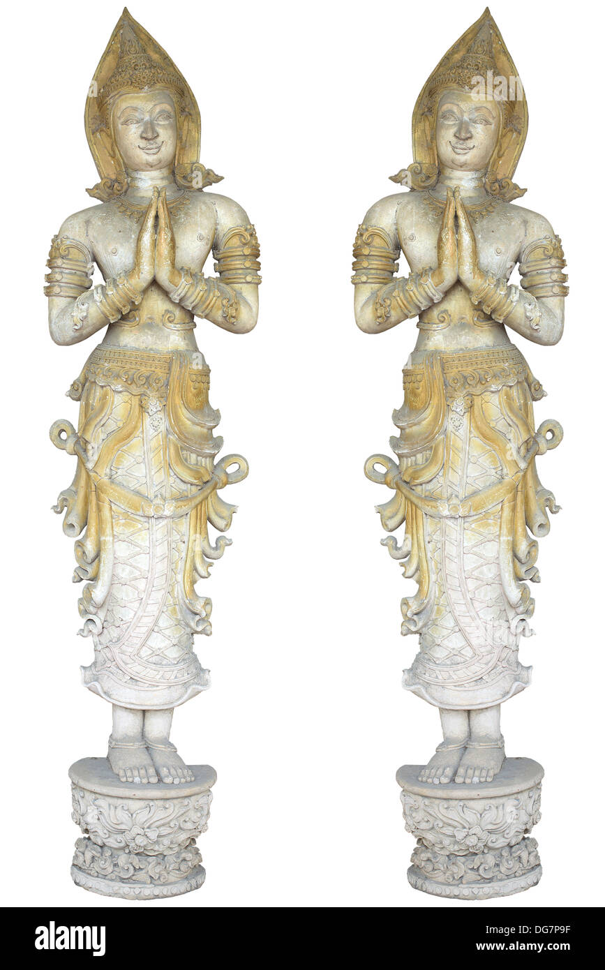 Coppia angeli scultura, stile tailandese angelo scultura antica decorare sullo sfondo bianco Foto Stock