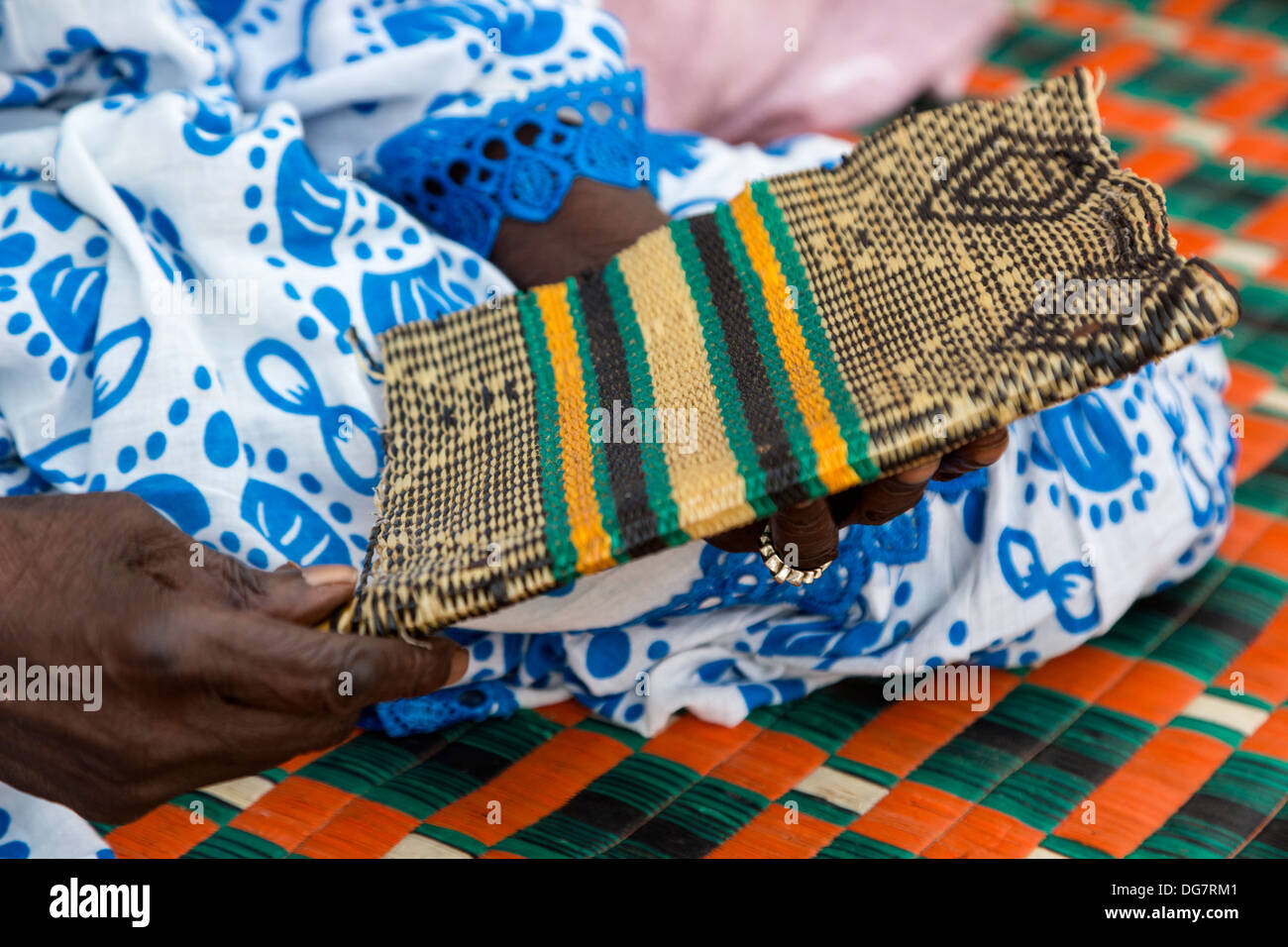 Il Senegal, Saint Louis. Il vecchio donna di ventilatore, seduti sul portico anteriore. Foto Stock