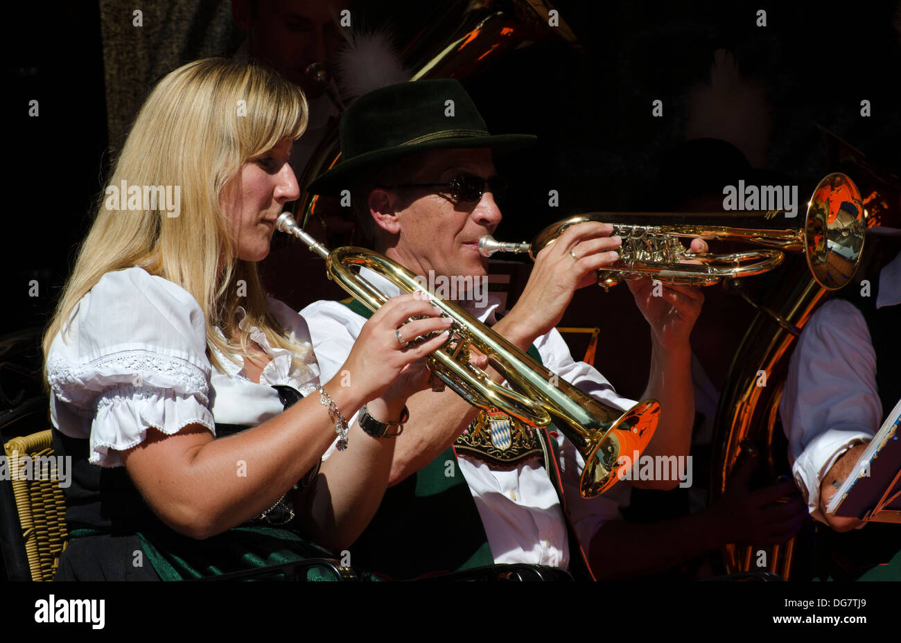 I giocatori a campana in una band tedesca nella piazza principale Marienplatz , Monaco di Baviera, Germania Foto Stock