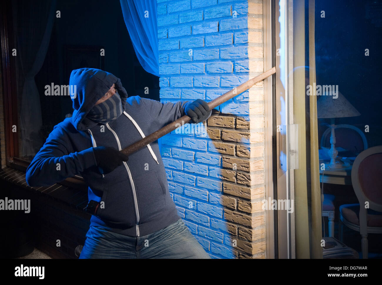 Un ladro apre la porta sul retro di una casa Foto Stock