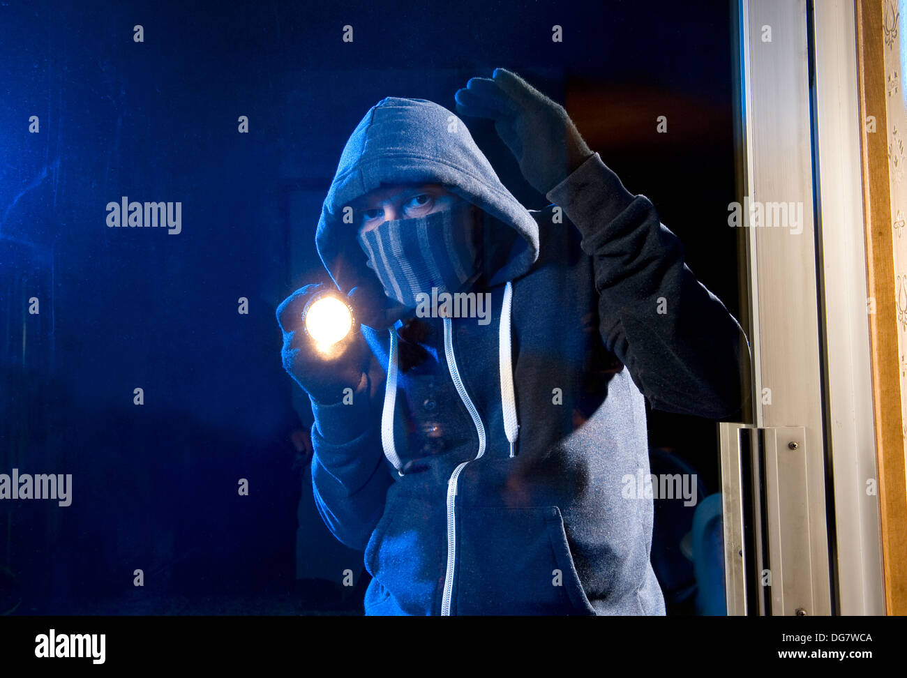 Un ladro è guardando attraverso la finestra di una casa Foto Stock