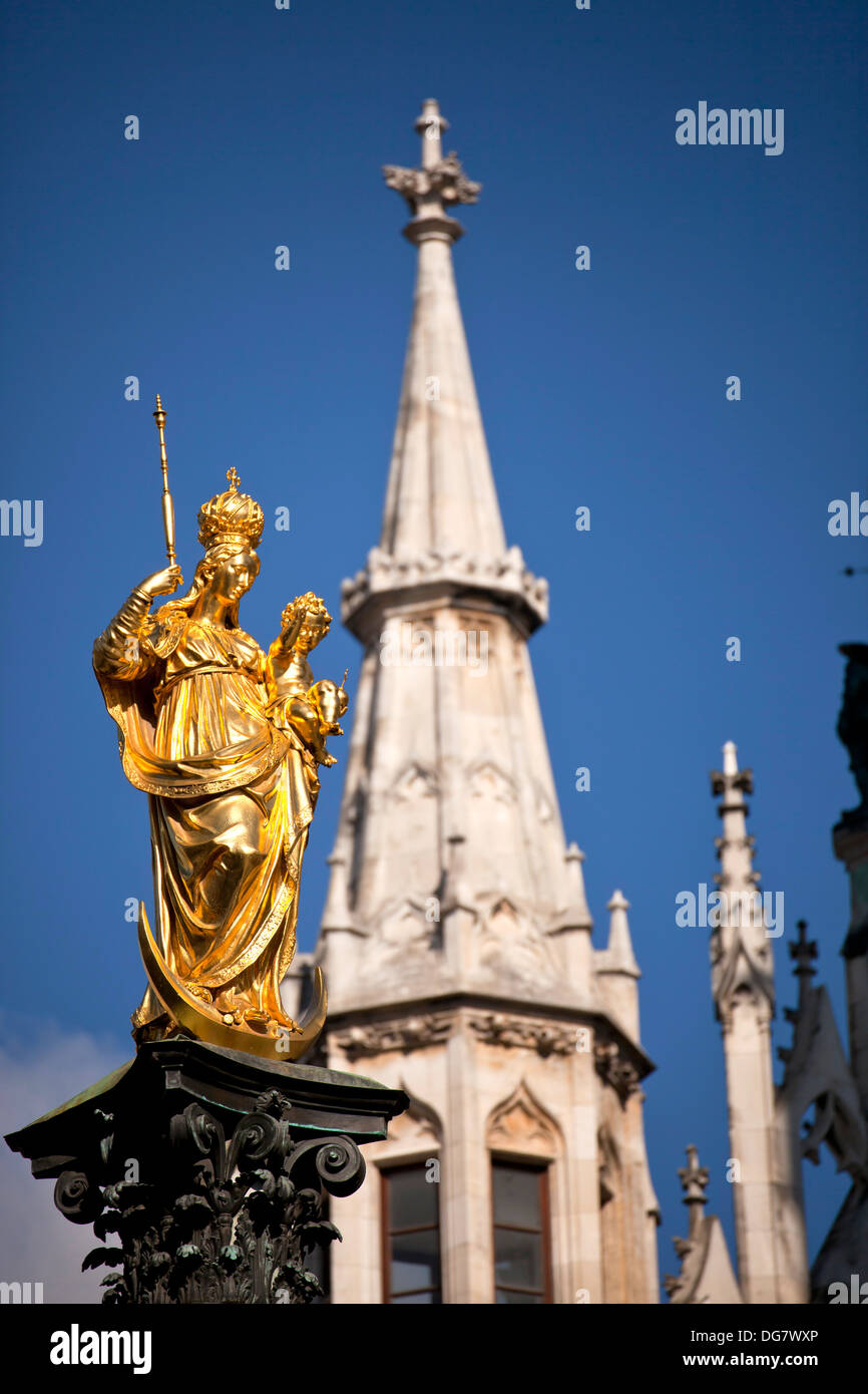 Vergine Maria in cima alla Mariensäule e il municipio nuovo Neues Rathaus sulla piazza centrale Marienplatz di München Monaco di Baviera, Germania Foto Stock