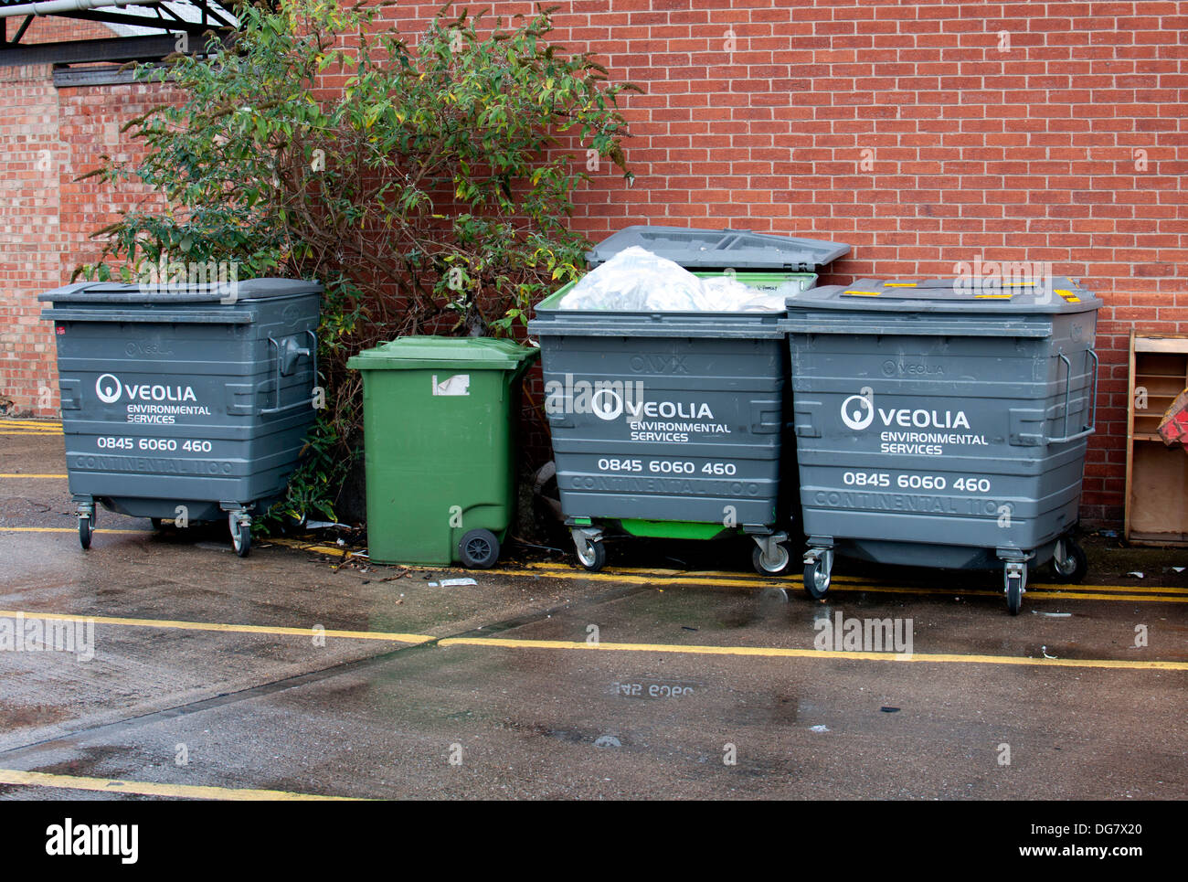 Veolia shop lo smaltimento dei rifiuti cassonetti Foto Stock