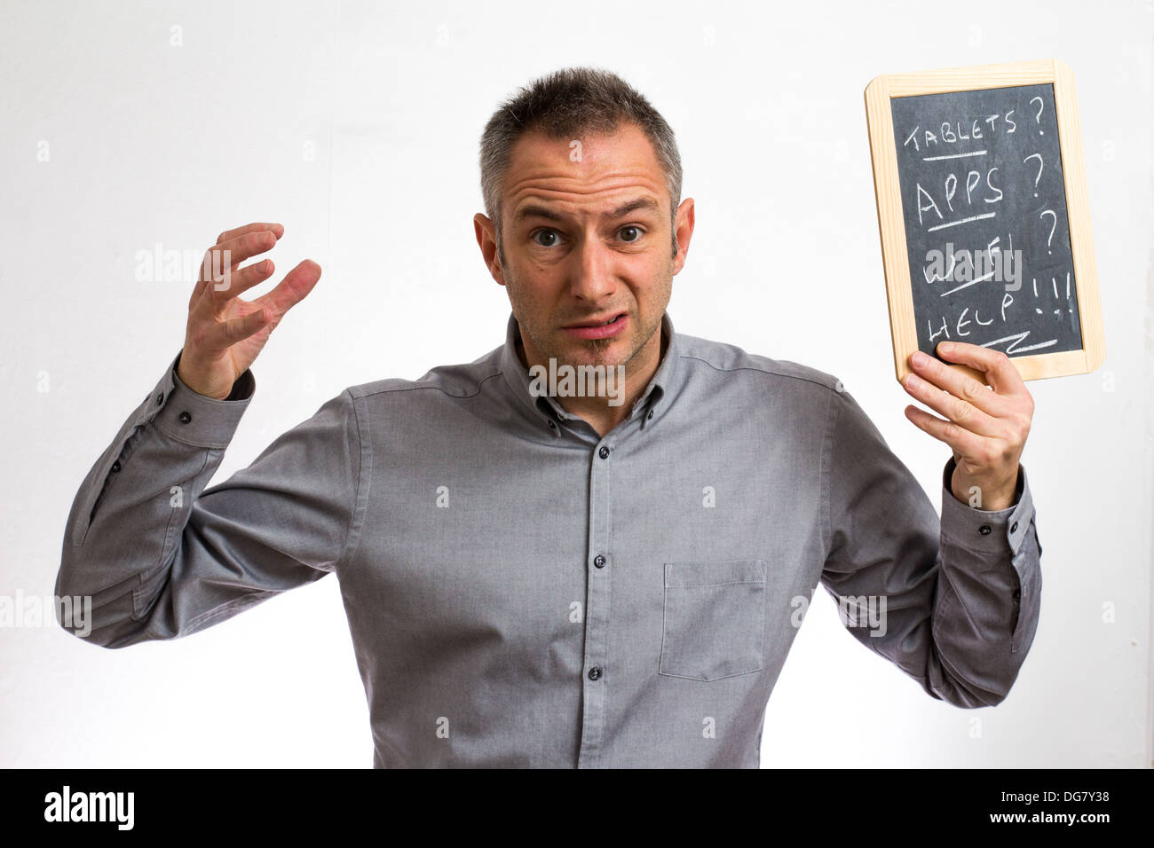 Frustrato uomo in possesso di una compressa di Blackboard Foto Stock