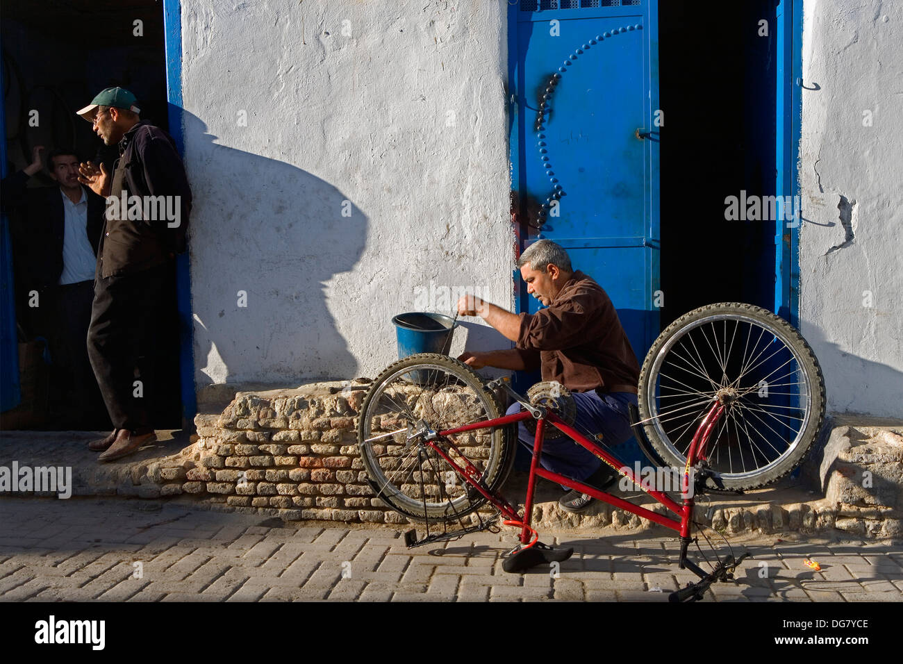 Tunez: Kairouan.Medina. La riparazione della bicicletta Foto Stock