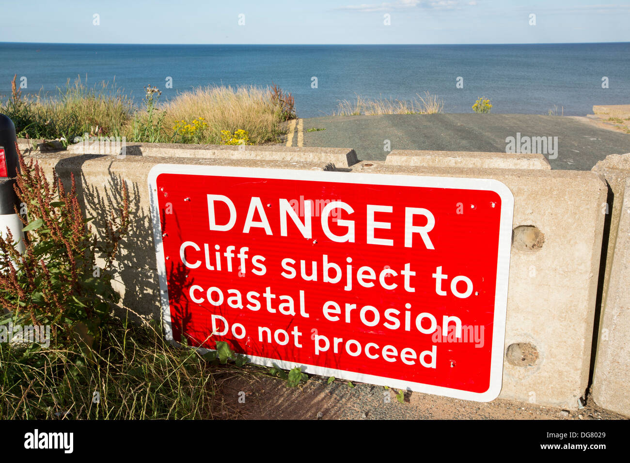 È crollata una strada costiera vicino Skipsea Yorkshires sulla costa est, UK. Foto Stock