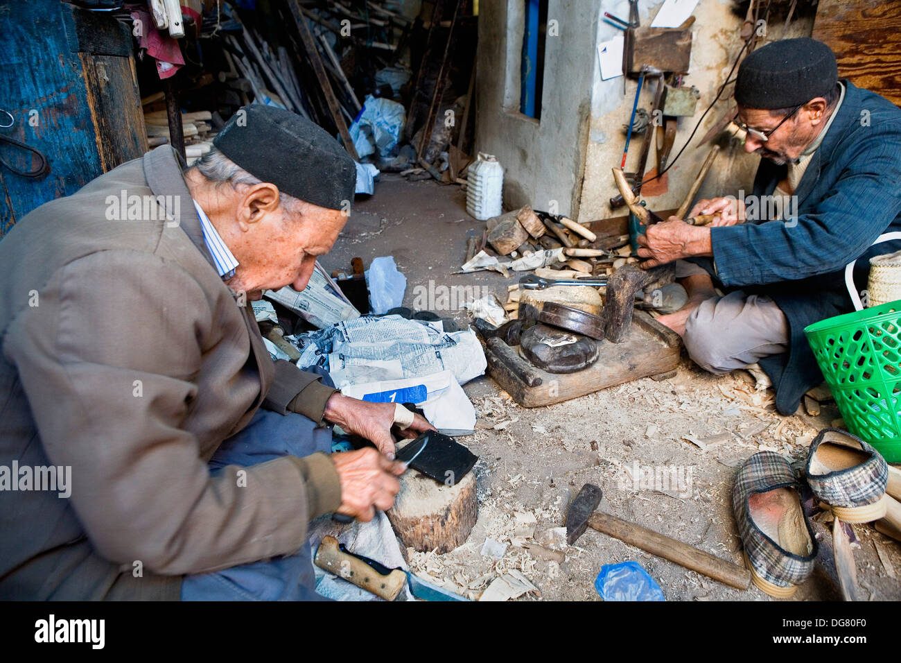 Tunez: Sfax.Medina.Souk. A sinistra un ciabattino, e a destra il carpentiere Foto Stock