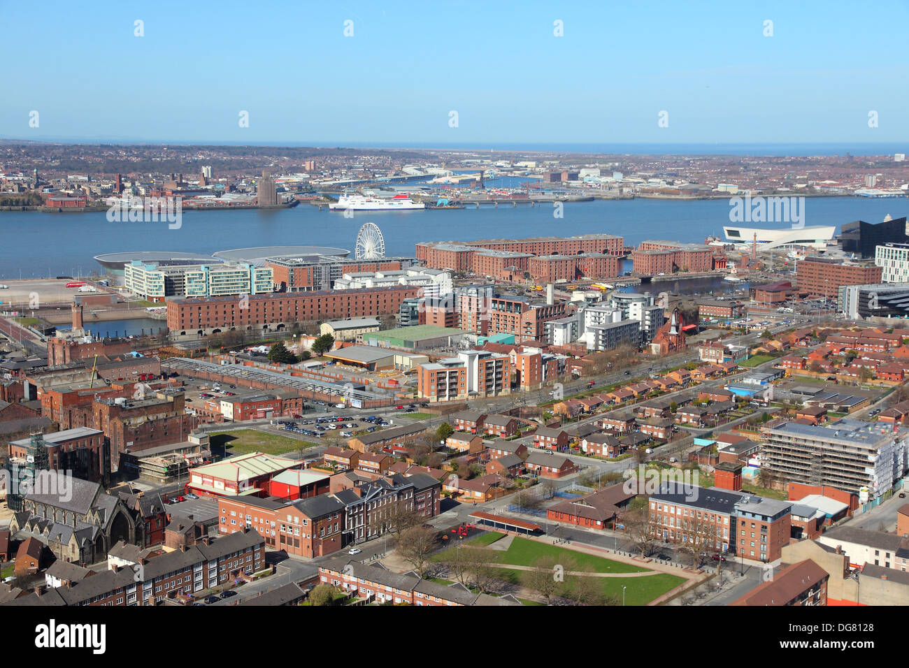 Liverpool - città della contea di Merseyside del Nord Ovest Inghilterra (UK). Vista aerea con il famoso Albert Dock del Patrimonio Mondiale UNESCO Foto Stock