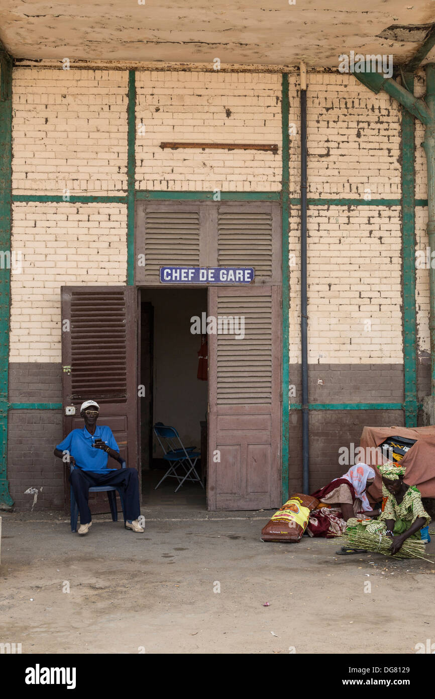 Il Senegal, Saint Louis. Guardiano dell'abbandonato Railroad Depot, non più in uso. Foto Stock
