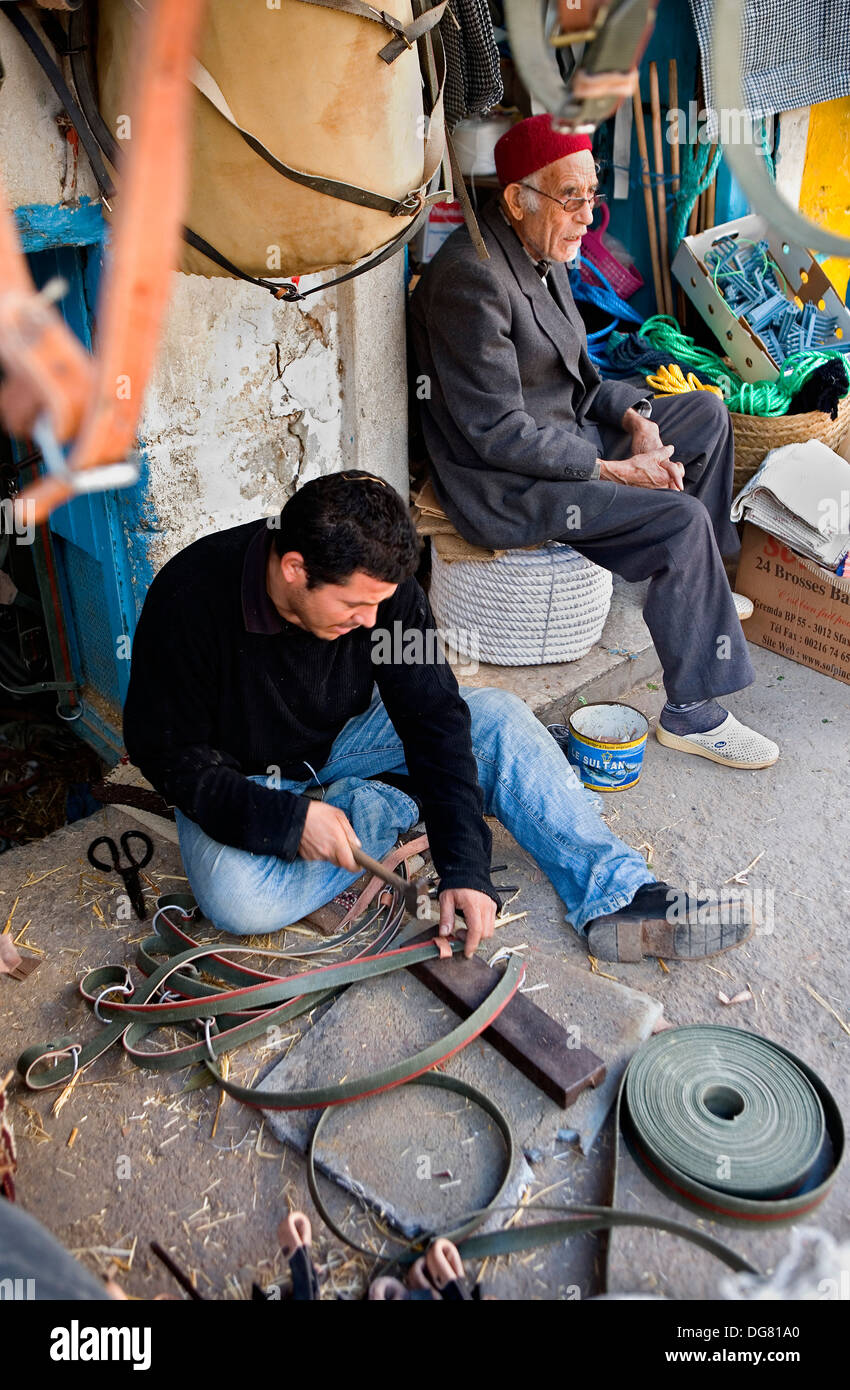 Tunez: Sfax.Medina.Souk.Facendo cinghie Foto Stock