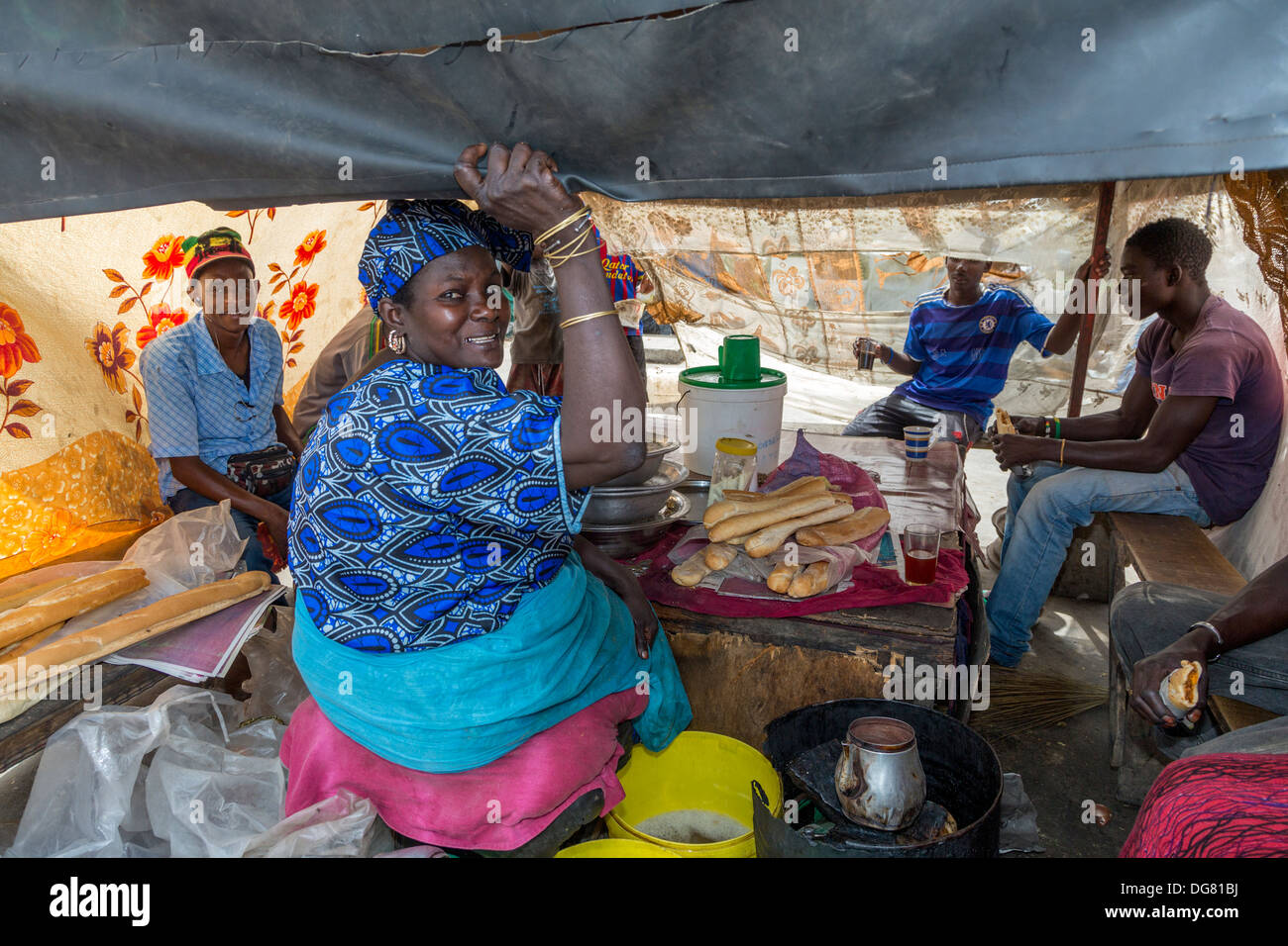 Il Senegal, Saint Louis. Il pranzo di stand per viaggiatori in autobus e la stazione dei taxi. Foto Stock