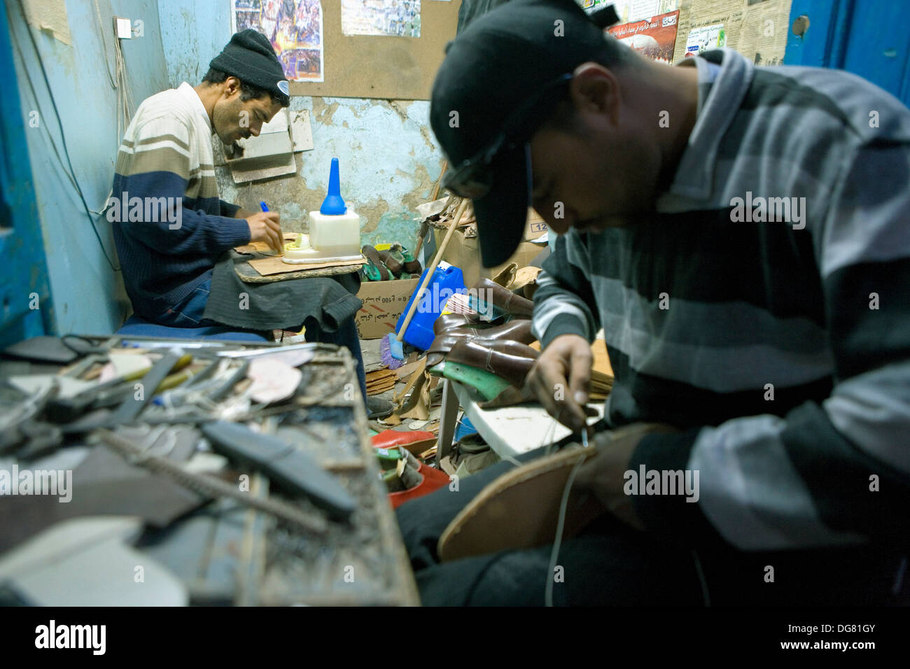 Tunez: Kairouan.Medina.Souk.cobblers Foto Stock