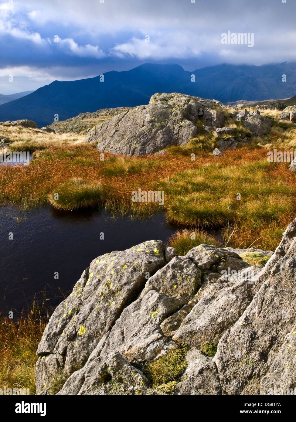 Il gruppo Scafell da Crinkle Crags nel distretto del Lago Foto Stock