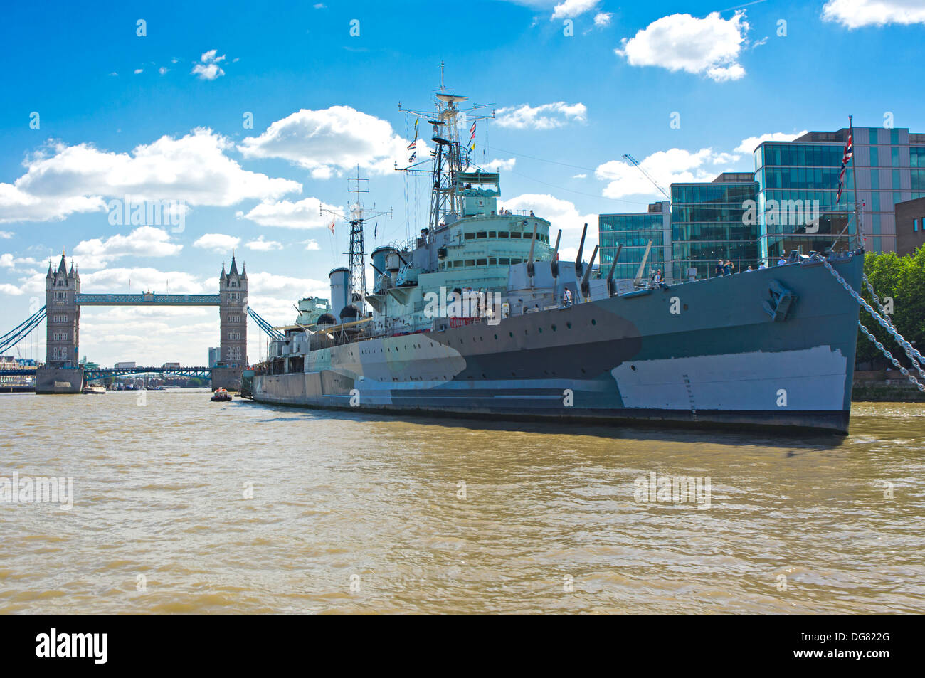 Il fiume Tamigi Londra England Regno Unito. HMS Belfast London Bridge Foto Stock