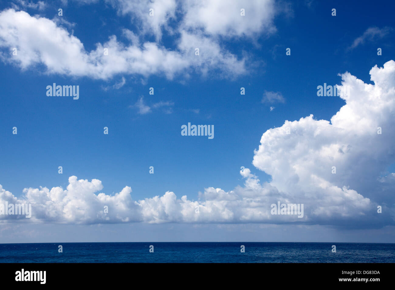 Il bianco delle nuvole sopra il Mar Ligure a Riomaggiore Cinque Terre Liguria Italia Foto Stock