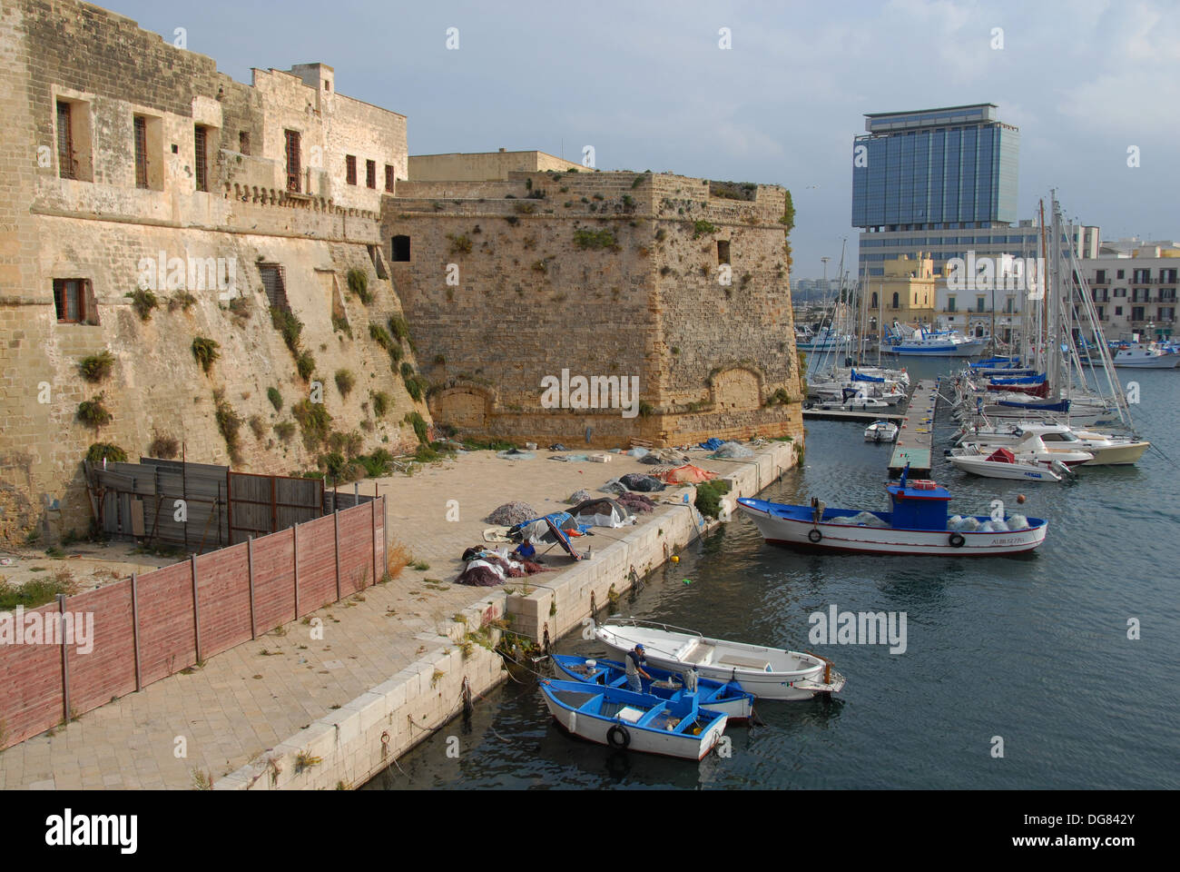 Gallipoli, Puiglia, mura medievali della città e la città moderna, Italia Foto Stock