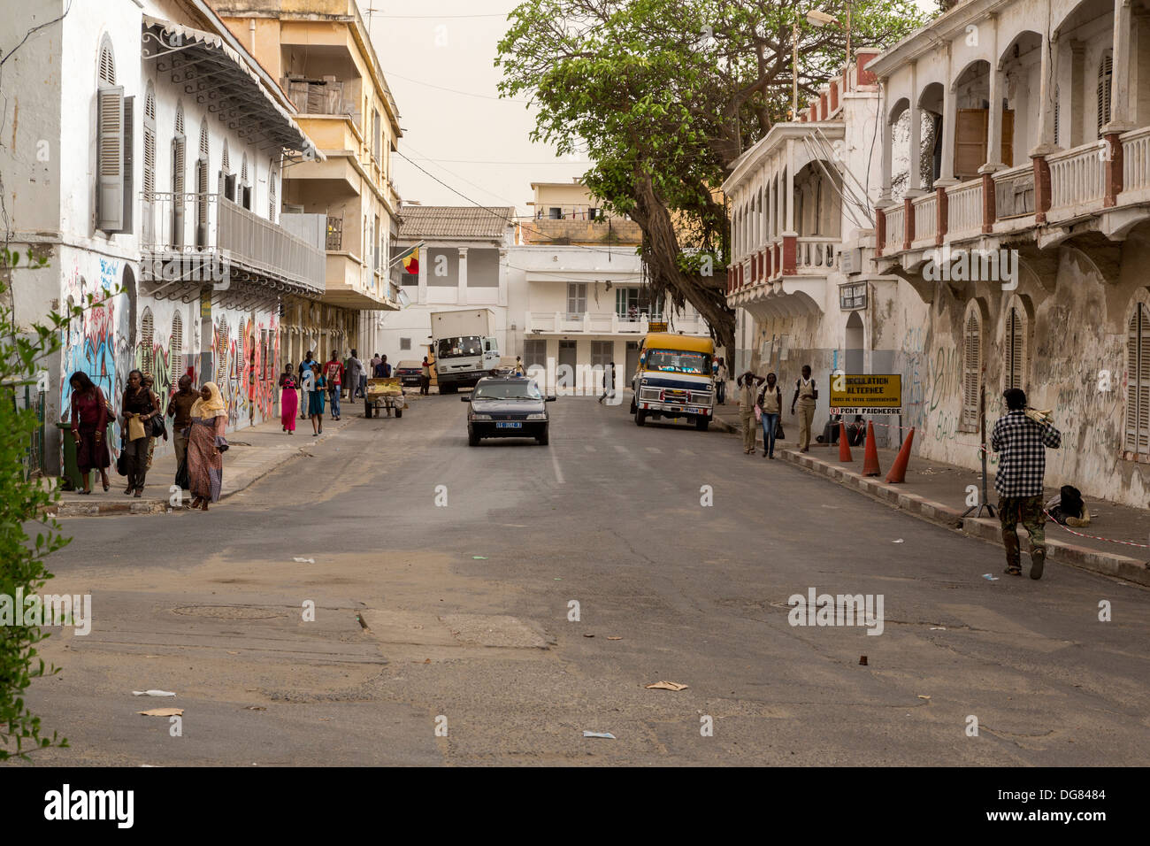 Il Senegal, Saint Louis. Scena di strada. Architettura dal francese di epoca coloniale. Foto Stock