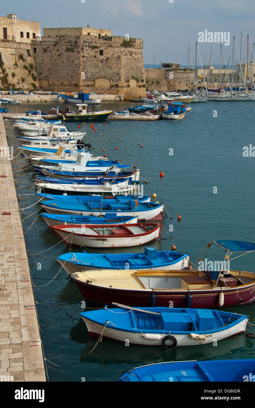 Gallipoli Puglia, mura medievali della città e barche da pesca in porto, Italia Foto Stock