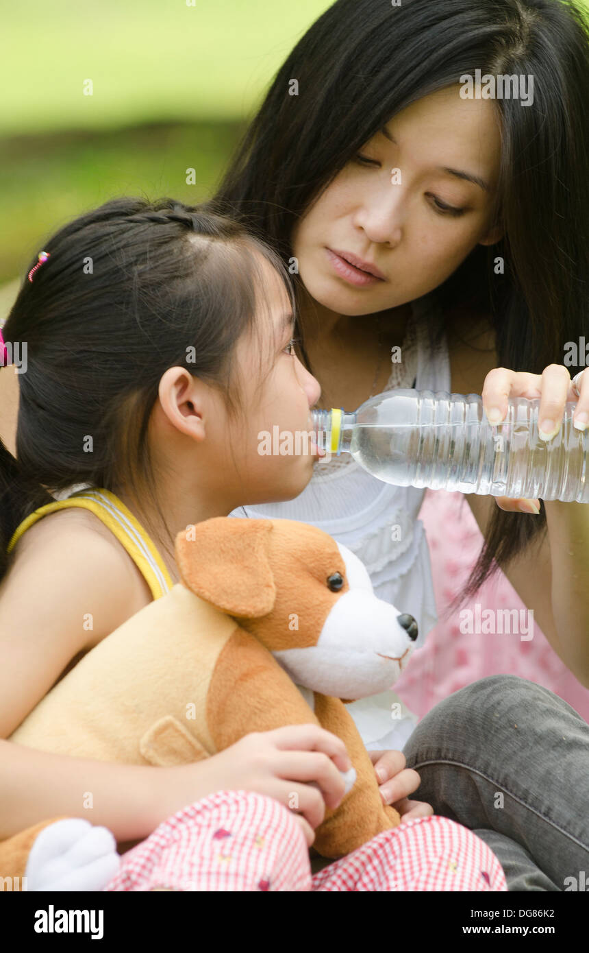 Cinese madre asiatica è consolante la sua figlia di pianto Foto Stock