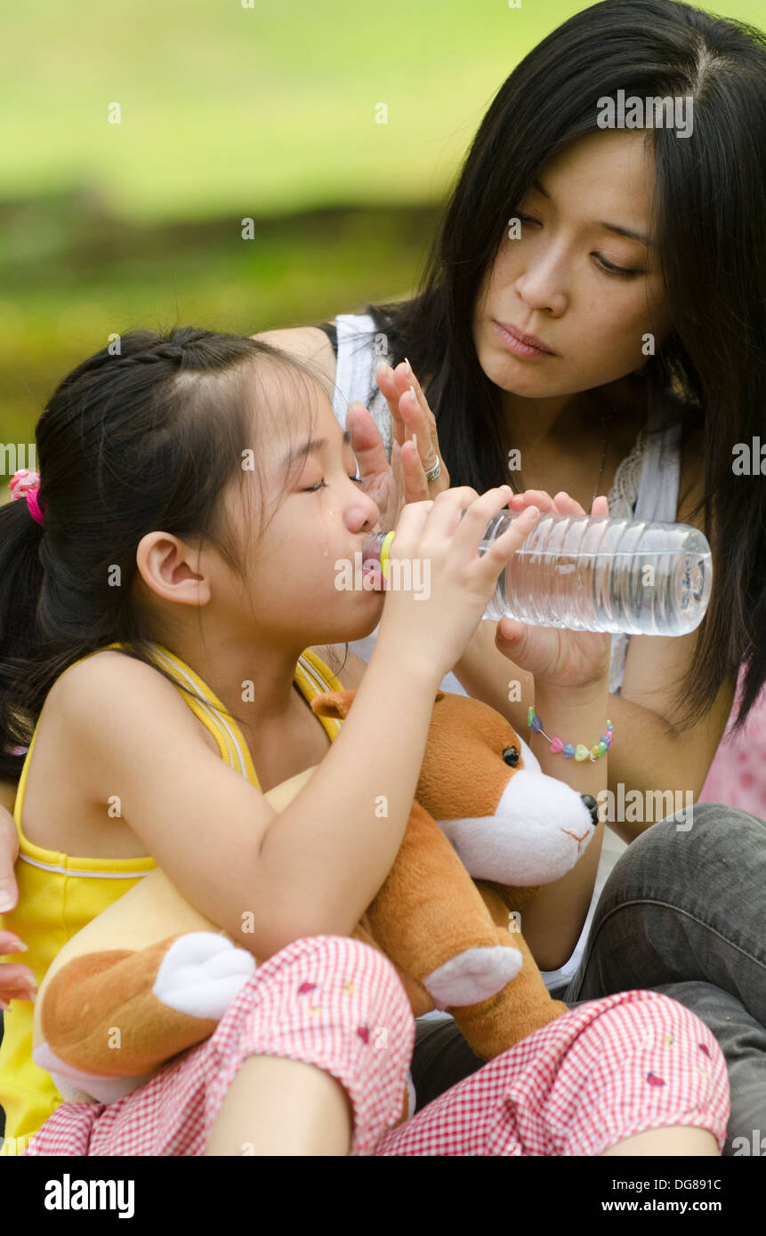 Cinese madre asiatica è consolante la sua figlia di pianto Foto Stock