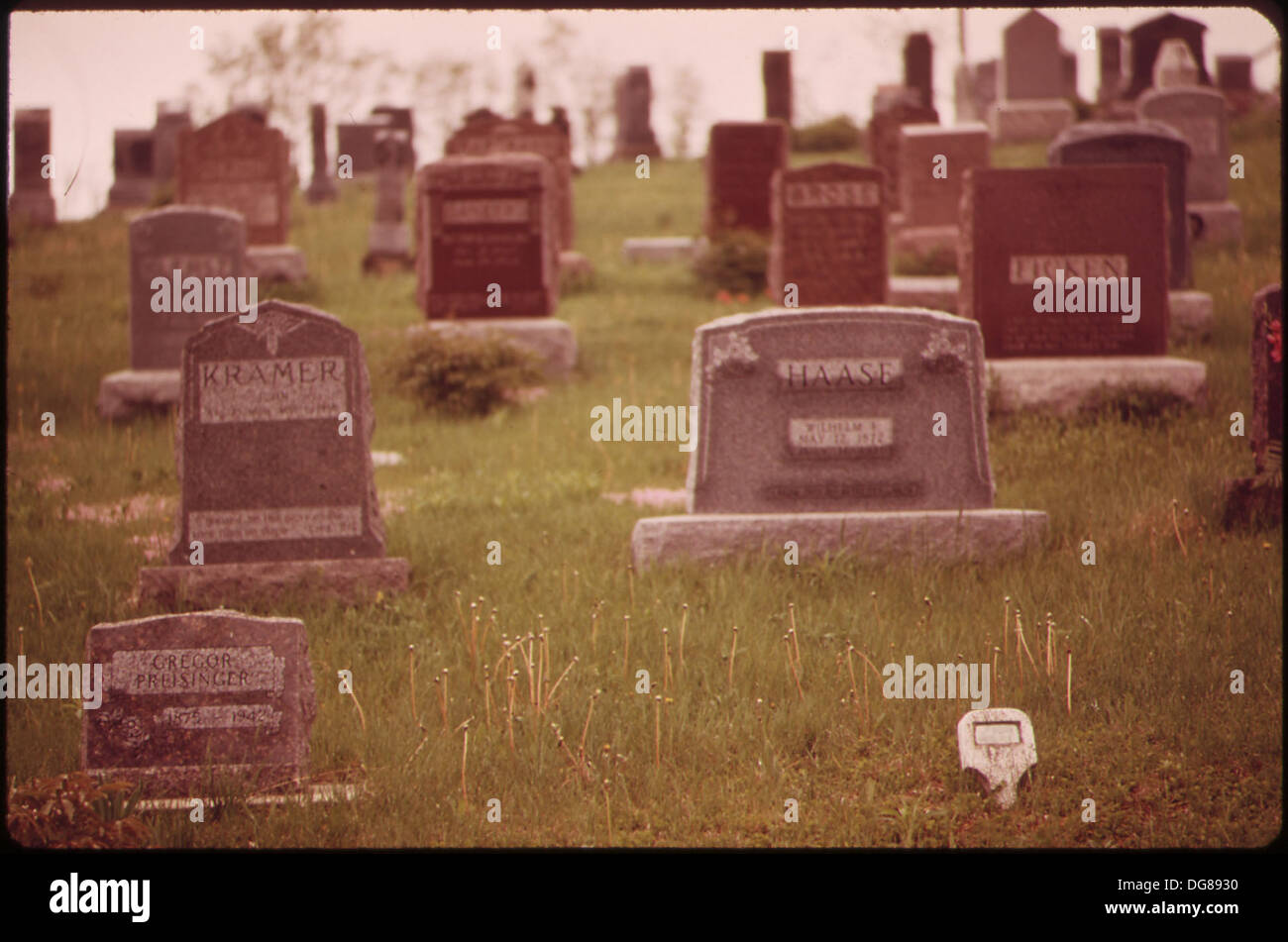 Un cimitero situato vicino alla chiesa luterana di Immanuel sull'autostrada 34 fuori Garland. Il tranquillo sito riflette il paesaggio rurale e il significato storico della zona. Foto Stock