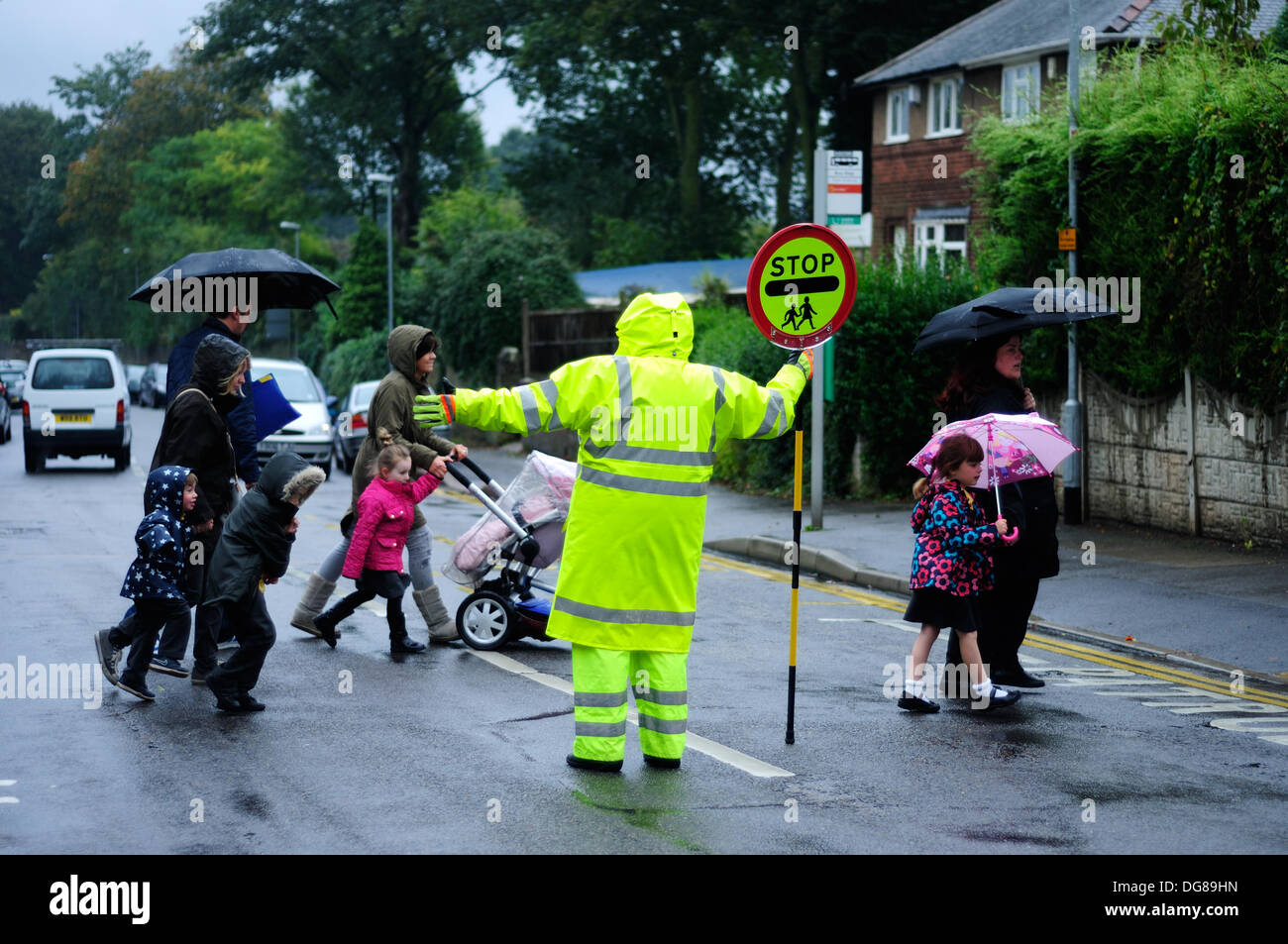 Hucknall, Notts, Regno Unito. Il 16 ottobre 2013. Heavy Rain continua a cadere attraverso l'East Midlands ha i genitori e i bambini fanno il loro modo a casa da scuola questa sera. Credito: Ian Francesco/Alamy Live News Foto Stock