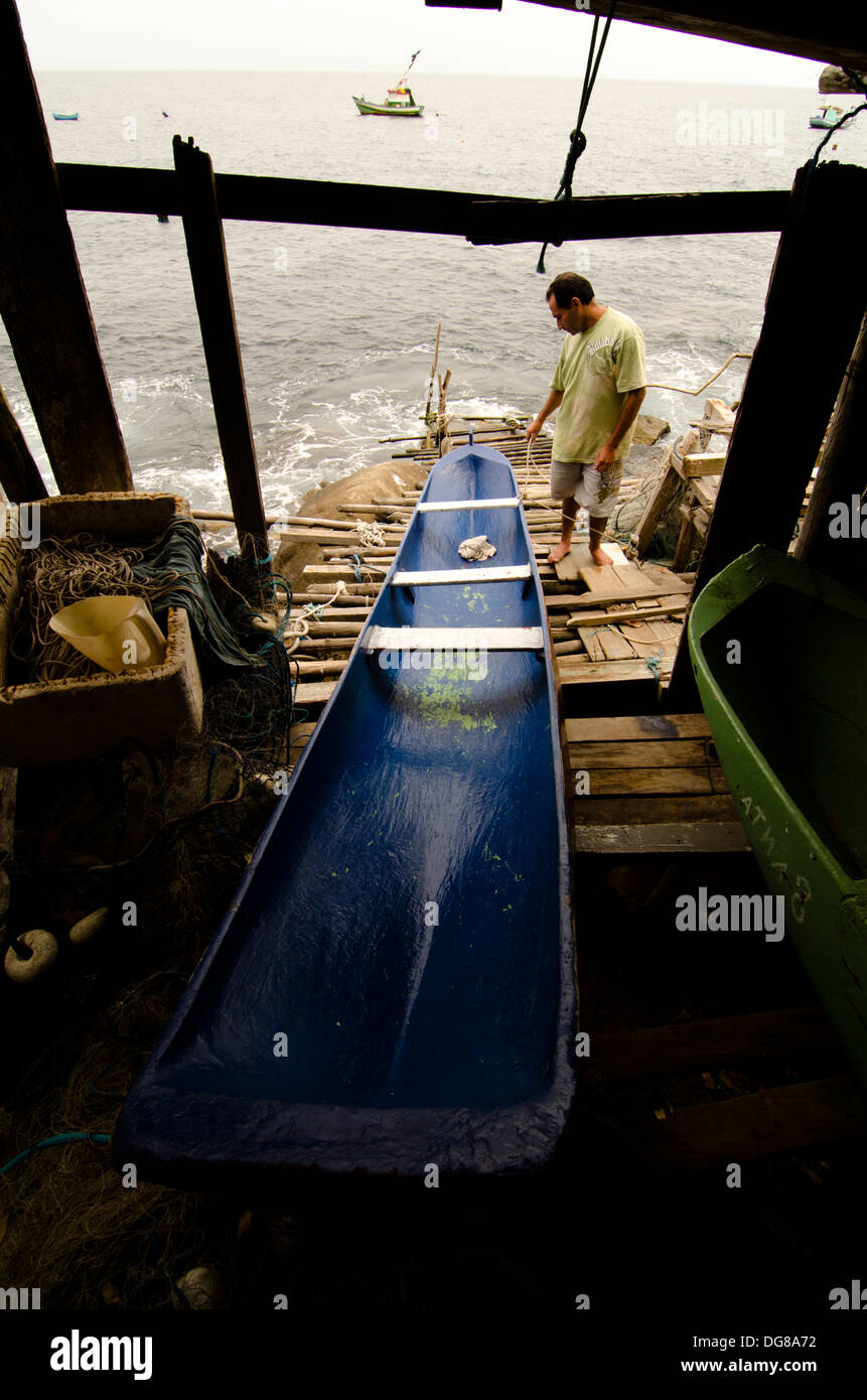 I pescatori locali con le tradizionali canoe a Buzios isola, Ilhabela, North Shore di Sao Paulo, Brasile Foto Stock