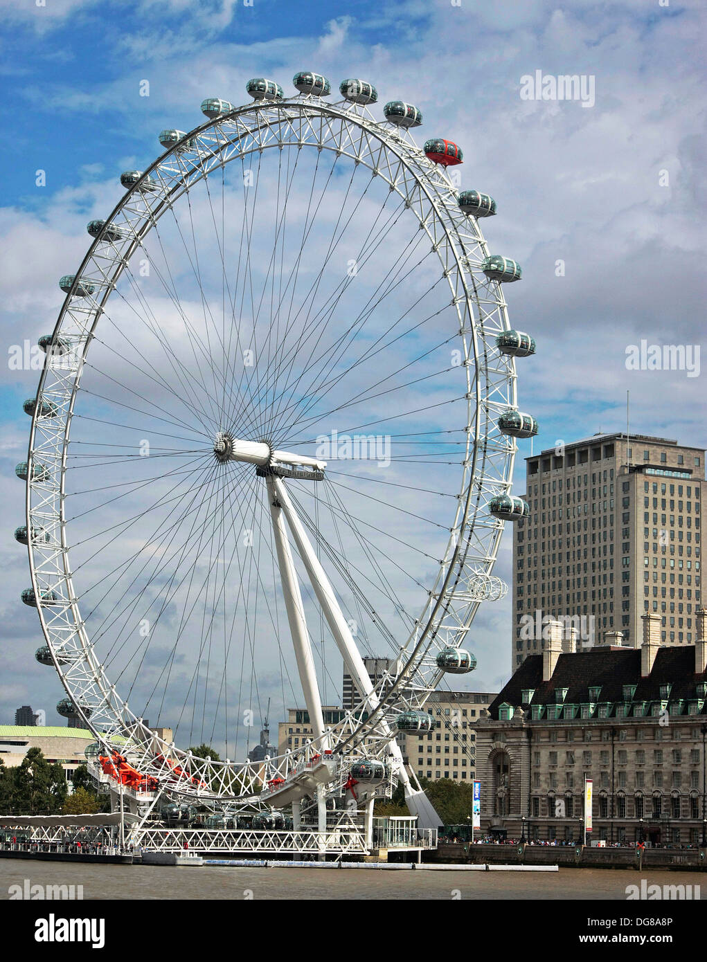EDF London eye ruota panoramica Ferris fiume Tamigi daylight London Blue Skies nuvole Foto Stock