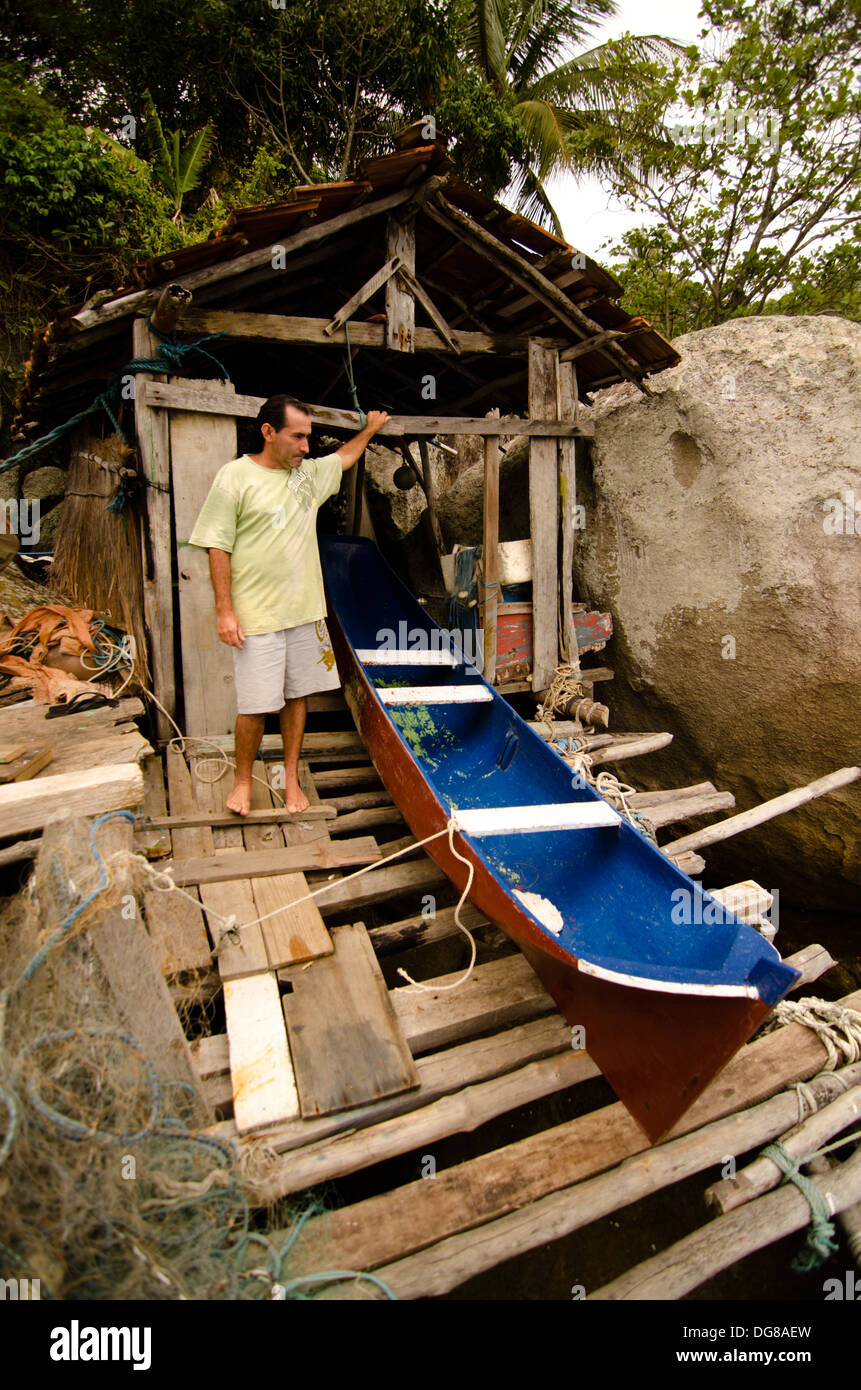 Pescatore locale di Buzios Isola (Ilha dos Buzios) Ilhabela, Sao Paulo membro a riva, Brasile. Foto Stock