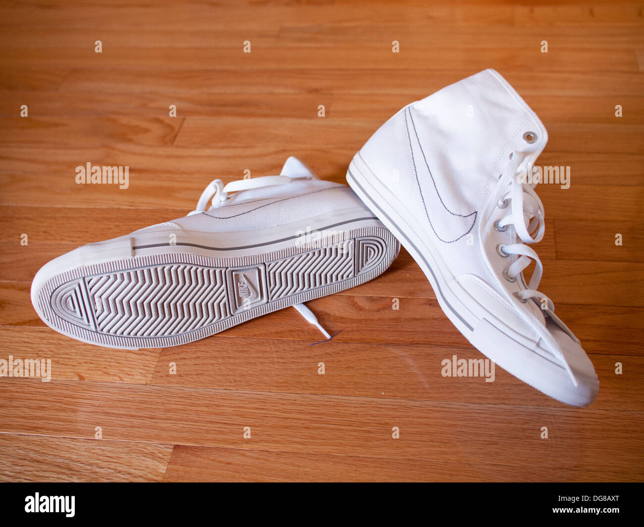 Un paio di Nike bianco passare metà Tela canvas casual sneakers, modello 2011. Foto Stock