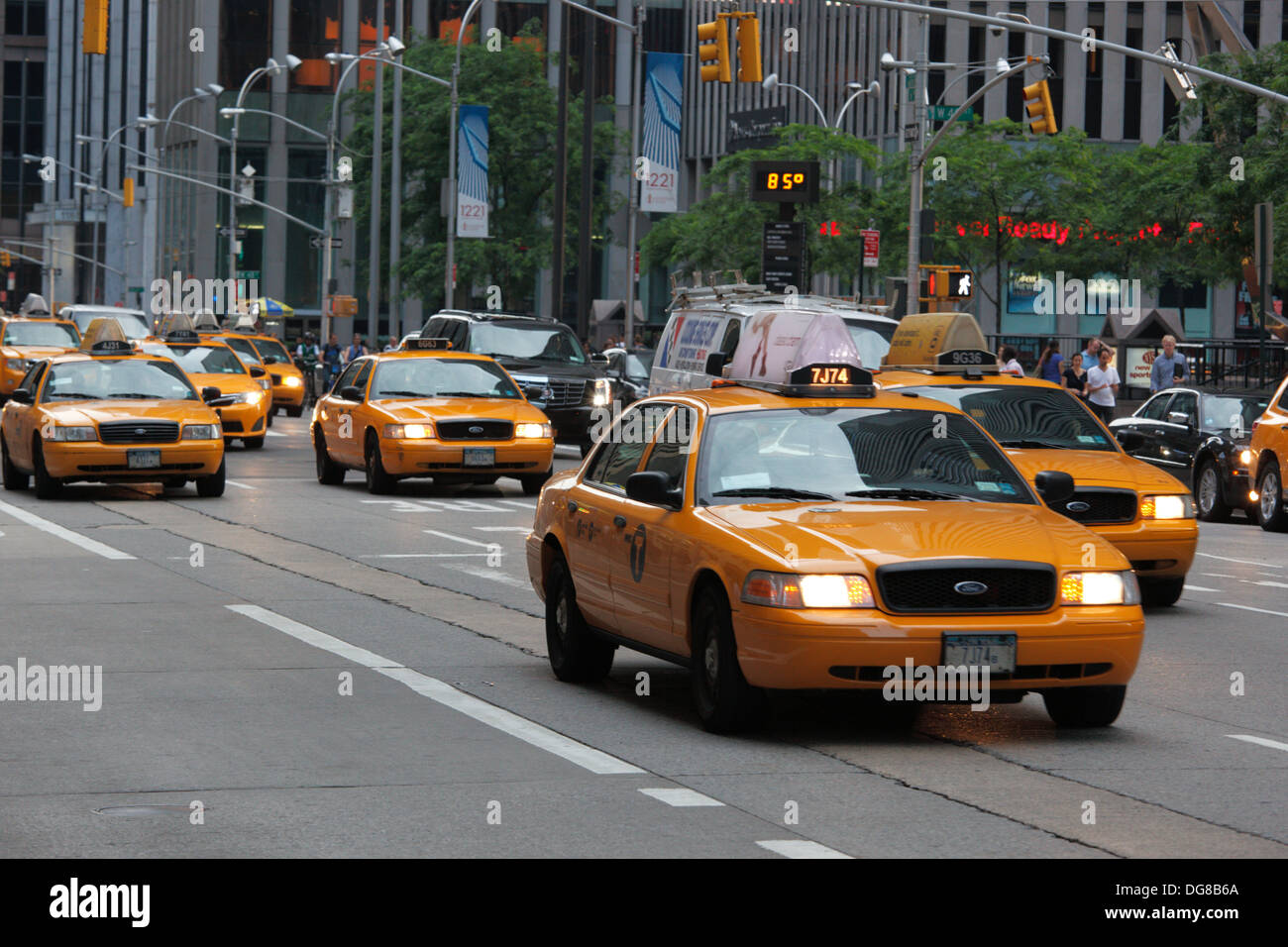 Taxi sulla Fifth Avenue a New York City, Stati Uniti d'America. Foto Stock
