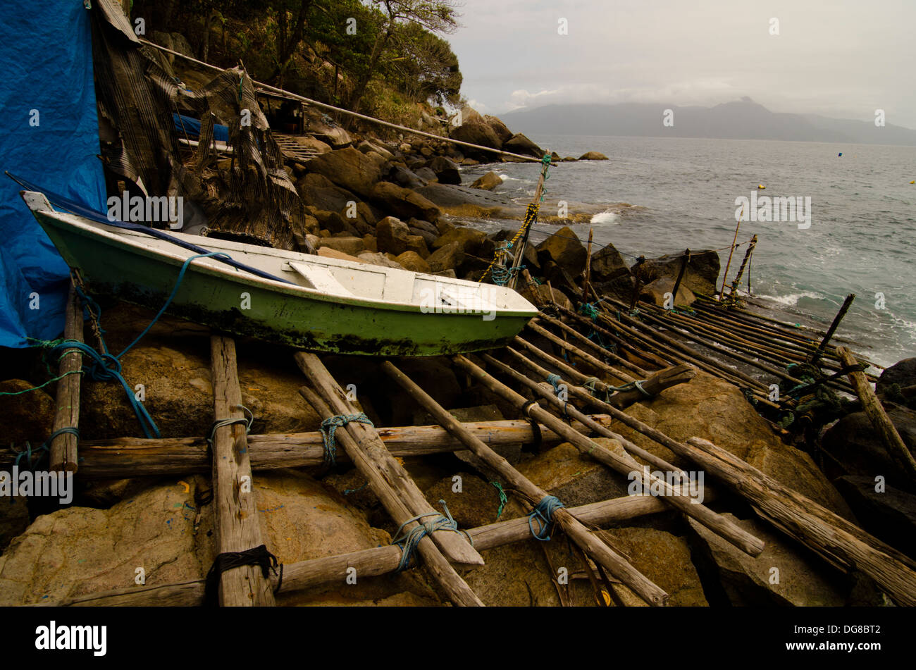 Piccolo porto primitivo per pescatore locale di canoe a Ilha dos Buzios isola, Ilhabela, Sao Paulo, Brasile Foto Stock