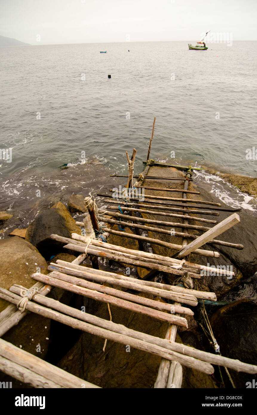 Piccolo porto primitivo per pescatore locale di canoe a Ilha dos Buzios isola, Ilhabela, Sao Paulo, Brasile Foto Stock