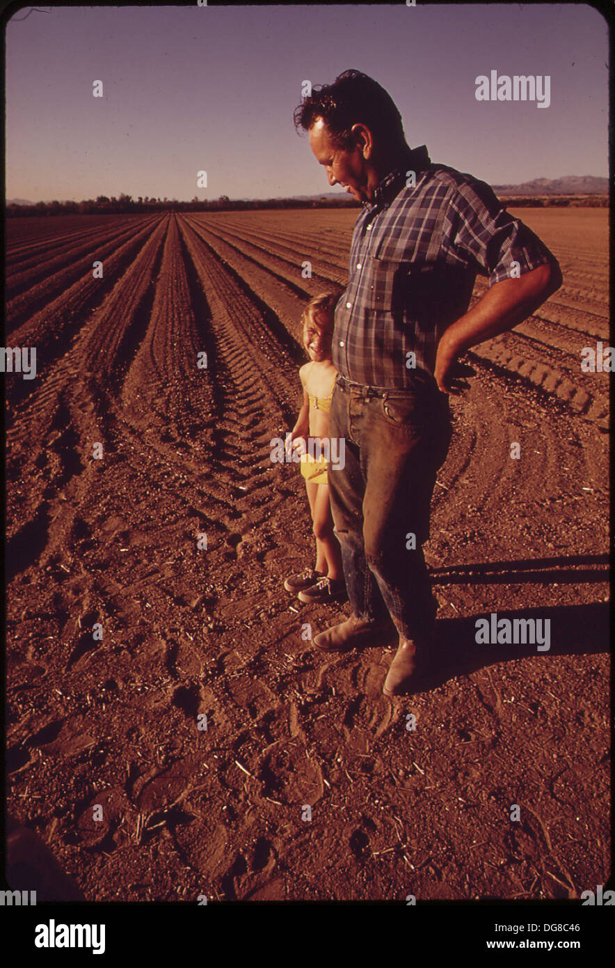 Coltivatore di cotone, John VANDERSLICE e sua figlia stand su appena piantato 549077 sul campo Foto Stock