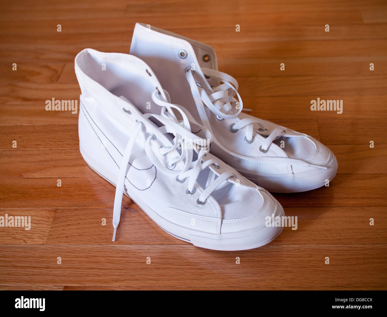 Un paio di Nike bianco passare metà Tela canvas casual sneakers, modello 2011. Foto Stock