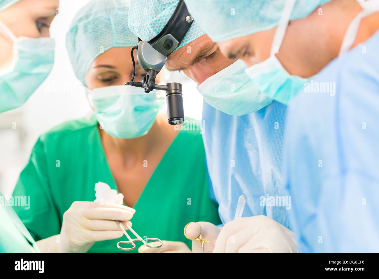 Hospital - équipe chirurgica in sala operatoria o Op di una clinica operante su un paziente, forse è il caso di emergenza Foto Stock