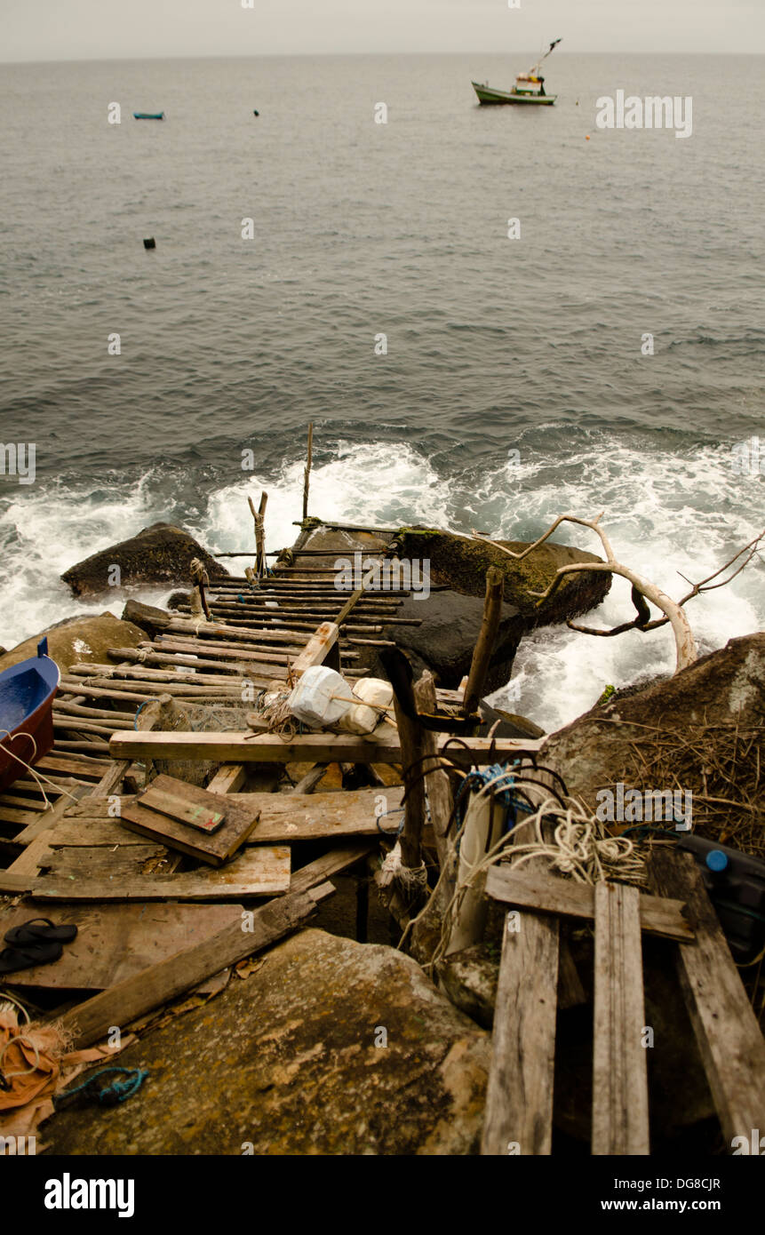 Piccolo porto primitivo per pescatore locale di canoe a Ilha dos Buzios isola, Ilhabela, Sao Paulo, Brasile Foto Stock
