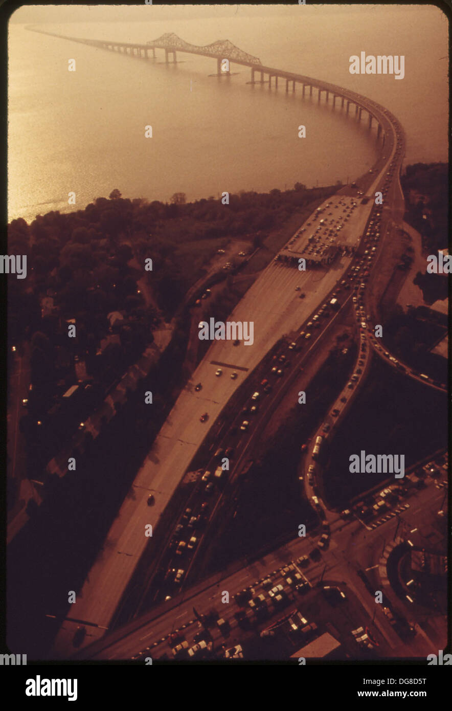 L'ingresso al Tappan Zee Bridge, situato vicino a White Plains, offre l'accesso al ponte che attraversa il fiume Hudson. Questo iconico ponte è una parte fondamentale dell'infrastruttura di trasporto, fornendo un collegamento vitale tra i lati ovest e est del fiume. Foto Stock