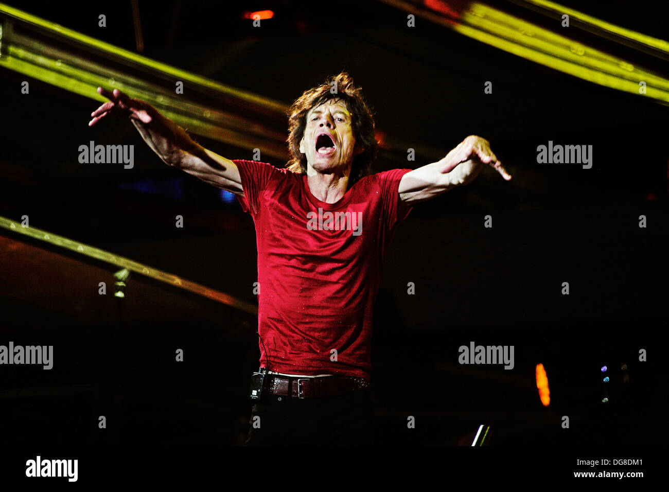 Rolling Stones, Mick Jagger sul palco guardando fuori in udienza a Stade du Francia Foto Stock