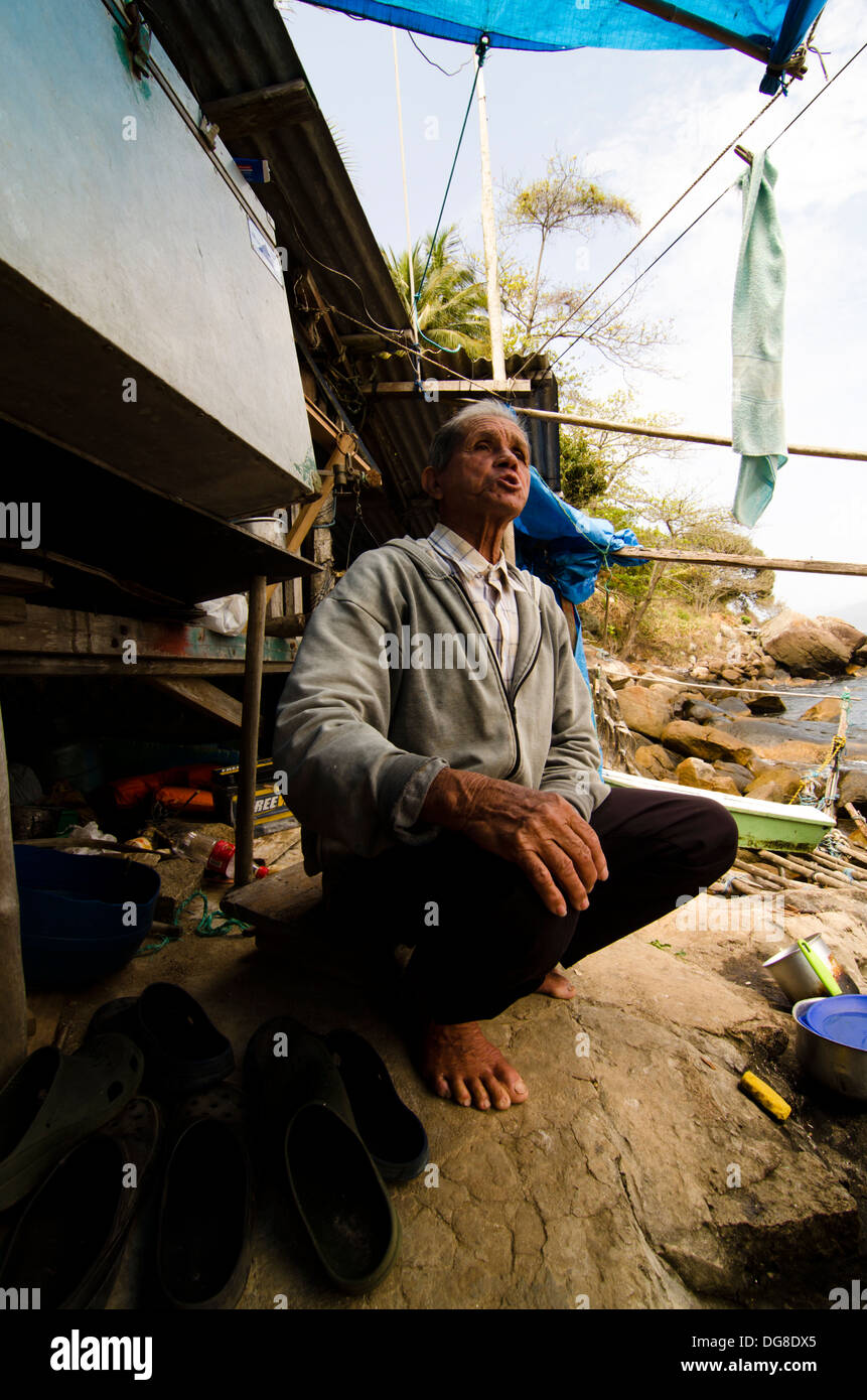 Local vecchio pescatore a Buzios isola, Ilhabela, North Shore di Sao Paulo, Brasile Foto Stock