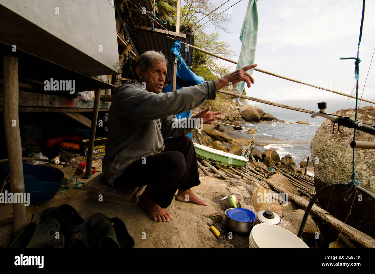 Local vecchio pescatore a Buzios isola, Ilhabela, North Shore di Sao Paulo, Brasile Foto Stock
