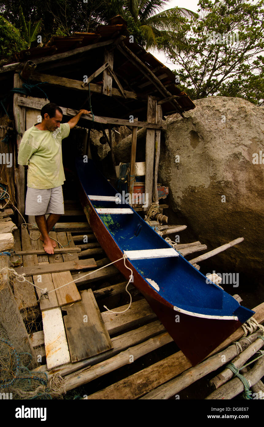 I pescatori locali con le tradizionali canoe a Buzios isola, Ilhabela, North Shore di Sao Paulo, Brasile Foto Stock