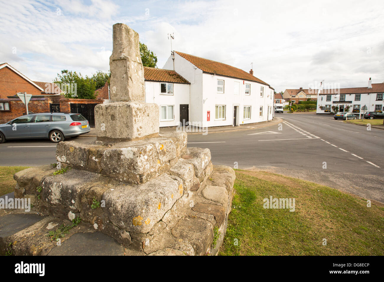 Una antica croce di pietra nei pressi di Aldbrough, nello Yorkshire, Regno Unito. Foto Stock