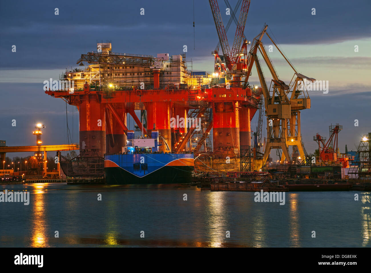 Oil Rig all'alba nel cantiere navale di Gdansk, Polonia. Foto Stock