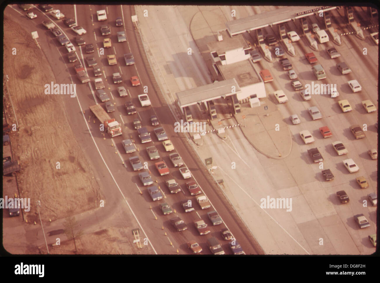 L'ingresso al Tappan Zee Bridge, situato vicino a White Plains, New York, mostra questa infrastruttura chiave che collega le comunità attraverso il fiume Hudson. Foto Stock