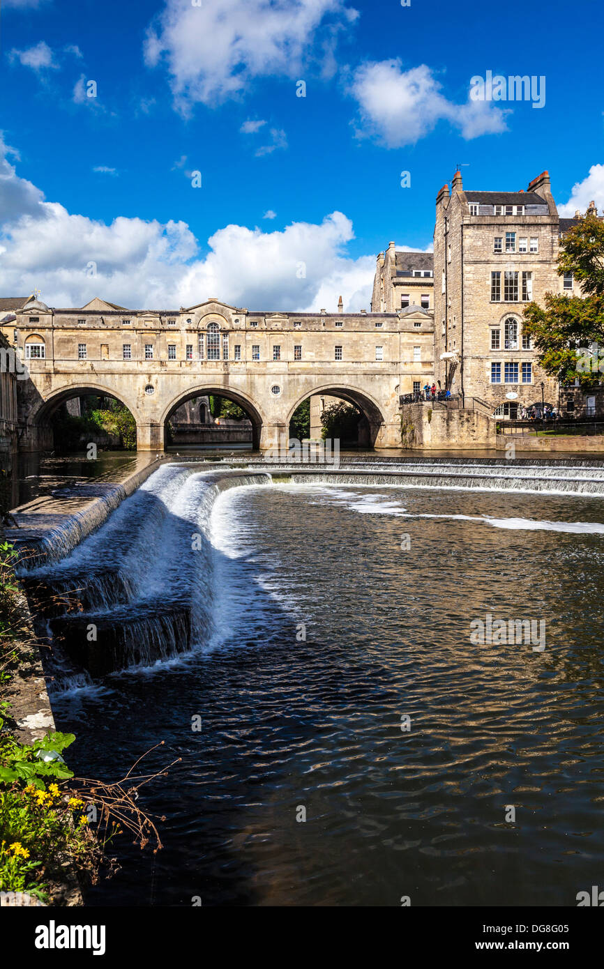 Visualizzazione classica del Palladian Pulteney Bridge e weir in città patrimonio mondiale di Bath nel Somerset, Regno Unito. Foto Stock